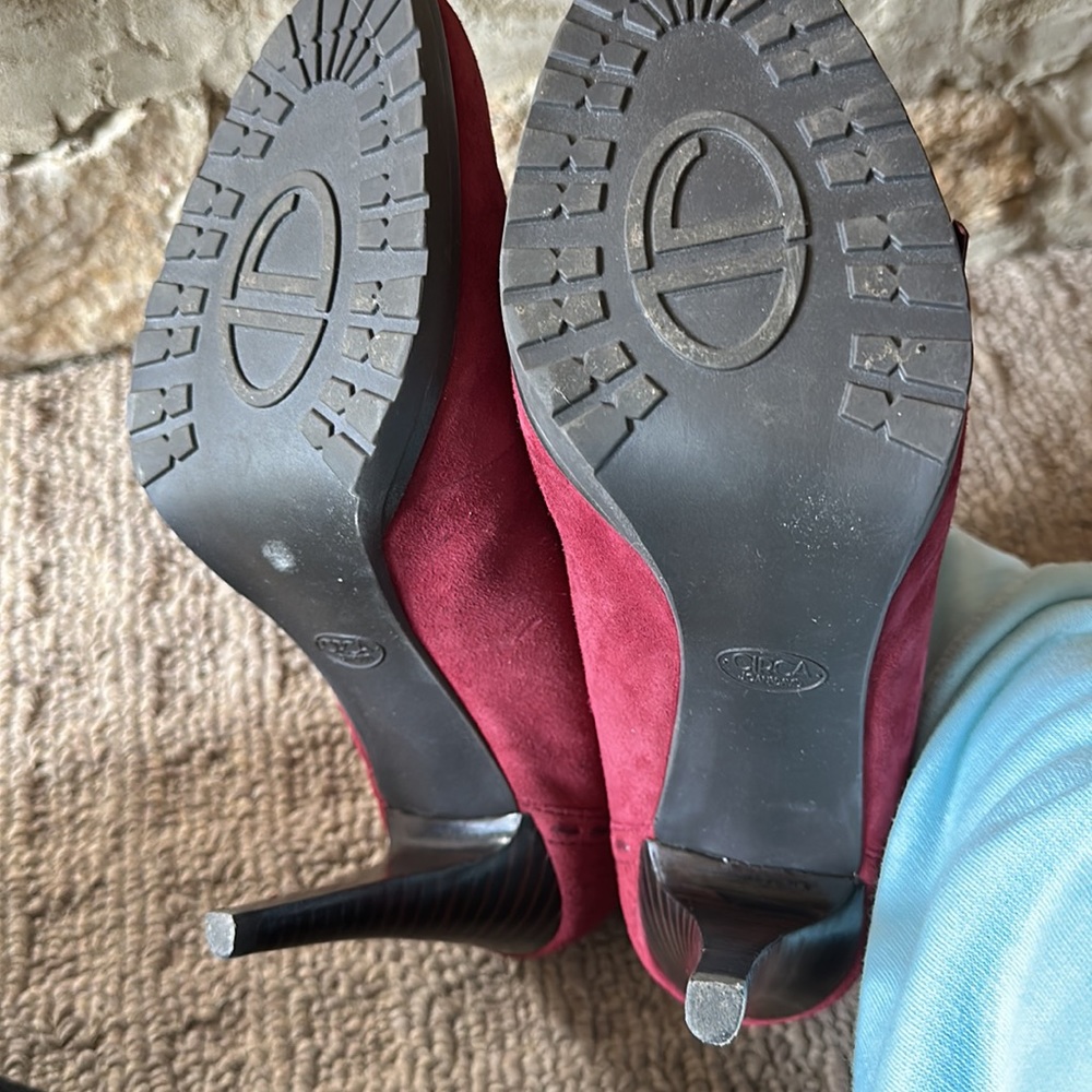 Joan & David red suede heels - Picture 4 of 6